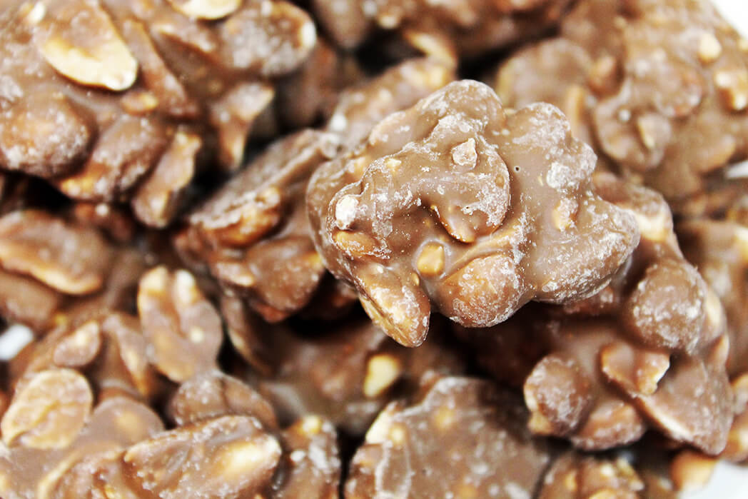 MILK CHOCOLATE & PEANUT CLUSTERS